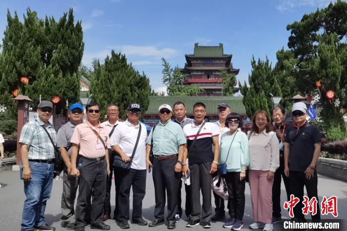 圖為臺灣新北市永和區(qū)里長聯(lián)誼會江西參訪團(tuán)一行在南昌滕王閣前合影?！×鴷缘?攝