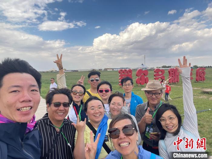 圖為臺胞在鄂爾多斯草原合影?！∪~冠賢 攝