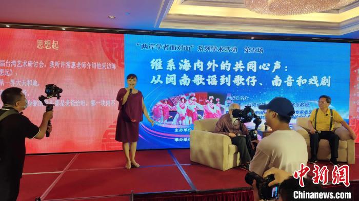 歌仔說唱非遺傳承人張?jiān)缕寂楷F(xiàn)場演唱?！罘?攝