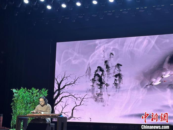 閩派古琴名家陳志強演奏一曲《流水》?！堺惥?攝