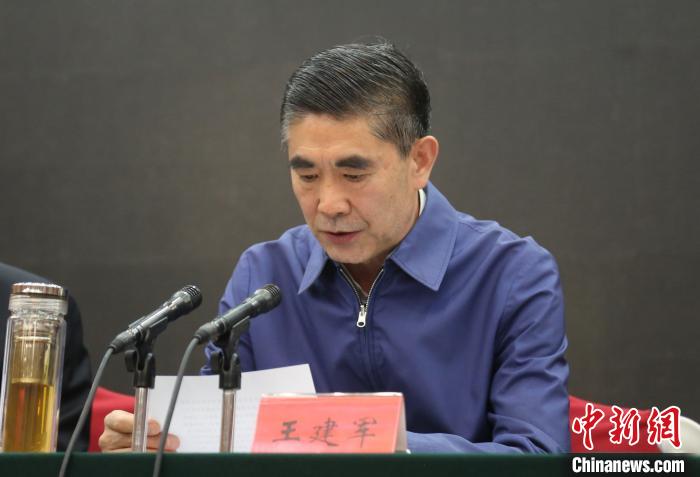 圖為青海省委書記王建軍出席會議并作講話。　張?zhí)砀?攝