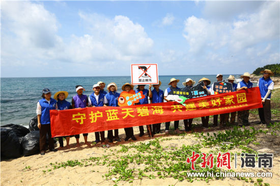 環(huán)保志愿者呼吁停止隨地扔垃圾、破壞環(huán)境等不文明行為。
