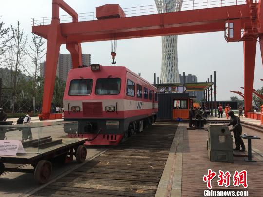 公園內的火車車廂與貨場龍門吊等工業(yè)遺跡?！「呒t超 攝