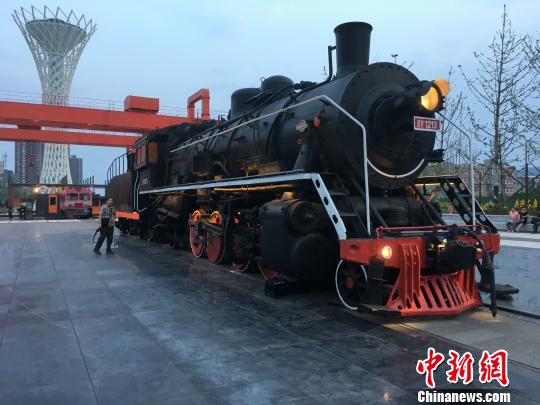 公園內保留布置了蒸汽時代火車頭?！「呒t超 攝