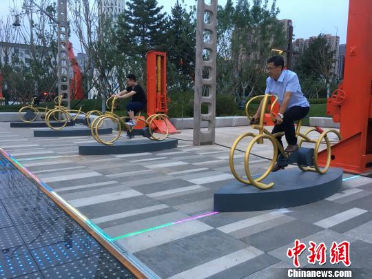 市民使用公園內的健身設施?！「呒t超 攝