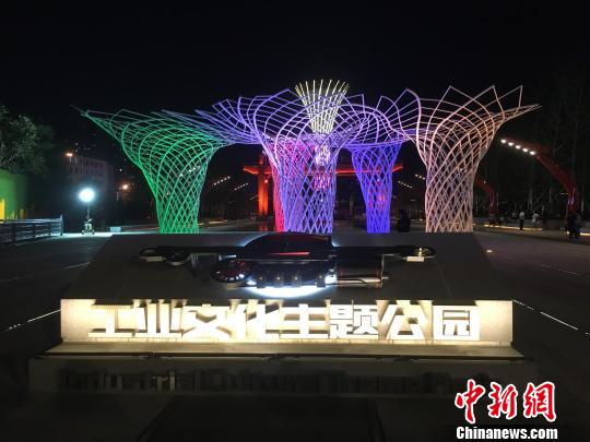夜晚，奧運“五色樹”的燈光?！「呒t超 攝