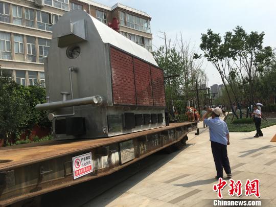 公園內陳列著臥式蒸汽鍋爐等工業(yè)產品?！「呒t超 攝
