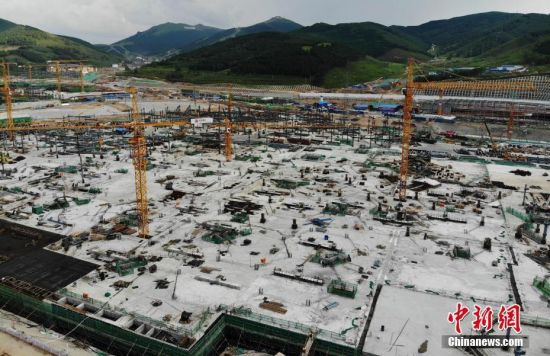 6月28日，航拍鏡頭下的河北張家口冬奧會太子城冰雪小鎮(zhèn)項(xiàng)目。太子城冰雪小鎮(zhèn)項(xiàng)目位于2022年冬奧會張家口賽區(qū)核心區(qū)，連接張家口賽區(qū)云頂和古楊樹兩個競賽場館群，建成后將承擔(dān)賽時核心區(qū)配套保障功能，提供冬奧頒獎、貴賓接待、交通換乘、休閑娛樂等服務(wù)，賽后將成為一座國際化四季度假小鎮(zhèn)。 中新社記者 楊艷敏 攝