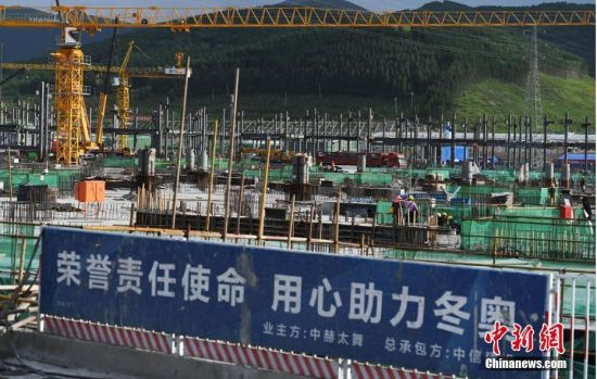 6月28日，河北張家口冬奧會太子城冰雪小鎮(zhèn)項(xiàng)目現(xiàn)場。太子城冰雪小鎮(zhèn)項(xiàng)目位于2022年冬奧會張家口賽區(qū)核心區(qū)，連接張家口賽區(qū)云頂和古楊樹兩個競賽場館群，建成后將承擔(dān)賽時核心區(qū)配套保障功能，提供冬奧頒獎、貴賓接待、交通換乘、休閑娛樂等服務(wù)，賽后將成為一座國際化四季度假小鎮(zhèn)。 中新社記者 楊艷敏 攝