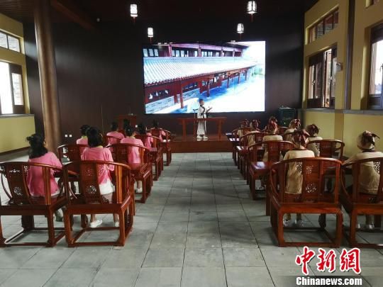學生們在大原書院誦讀國學經典?！⊥貔i 攝