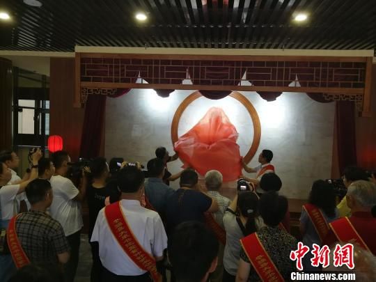 為董子石像揭幕?！⊥貔i 攝