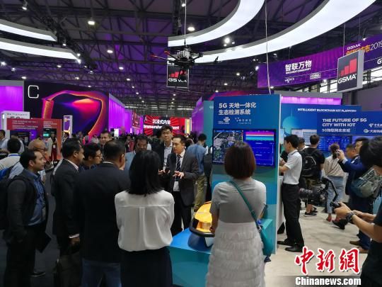 雄安新區(qū)展臺吸引不少眾多觀眾駐足關(guān)注?！∪伟厮?攝