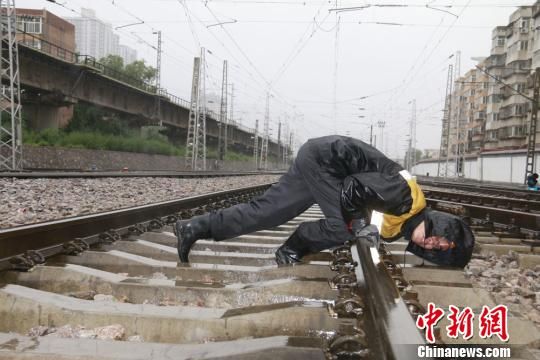 蘭州西工務(wù)段蘭州線路車間職工檢查線路幾何尺寸?！⊥豕廨x 攝
