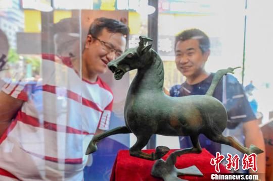 甘肅省博物館將榮登《國家寶藏》的文物銅奔馬和人頭形器口彩陶瓶搬到了絲路如意餐廳，讓顧客在餐廳內(nèi)就能近距離的和文物面對(duì)面?！＄娦?攝