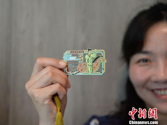 絲路主題餐廳內(nèi)推出的文創(chuàng)產(chǎn)品?！＄娦?攝