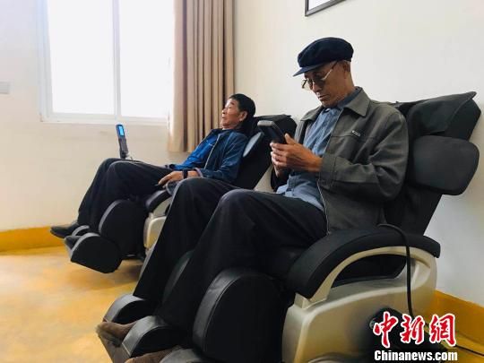 袁家壩村老年人使用按摩椅?！“瑧c龍 攝