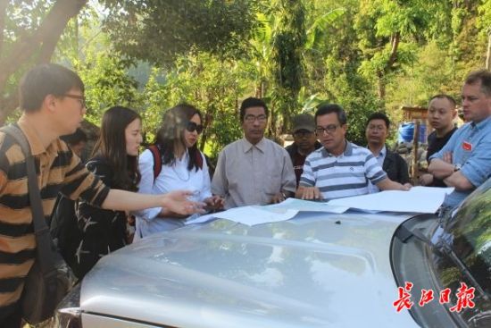 在尼泊爾，武漢市土地利用和城市空間規(guī)劃研究中心設(shè)計(jì)團(tuán)隊(duì)現(xiàn)場(chǎng)踏勘。(武漢市土地利用和城市空間規(guī)劃研究中心 供圖)