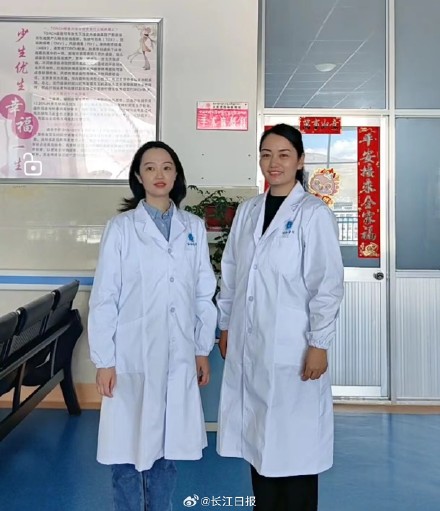 “有醫(yī)生嗎？有人暈倒了！”武漢協(xié)和醫(yī)院援藏醫(yī)療隊(duì)員聽到呼救就沖了上去