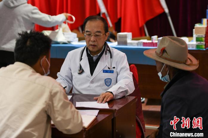 北京大學(xué)人民醫(yī)院心臟中心副主任、博士生導(dǎo)師王偉民為農(nóng)牧民問診?！〗w波 攝