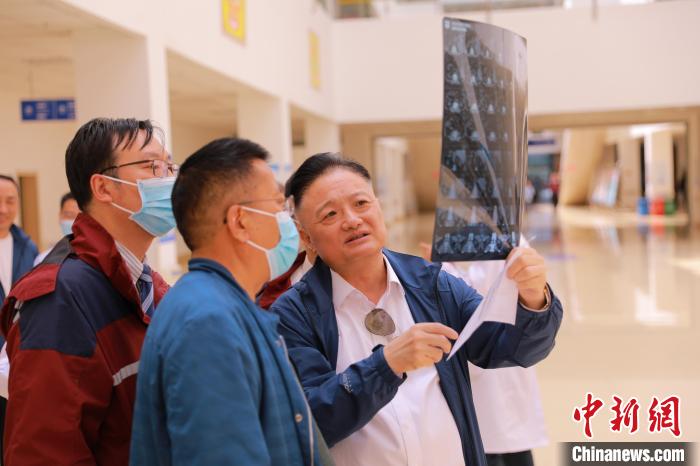 上海專家們采用“一對(duì)一”指導(dǎo)等方式，帶動(dòng)日喀則市人民醫(yī)院科室、醫(yī)生業(yè)務(wù)水平的提升?！∩虾＝淮筢t(yī)學(xué)院供圖