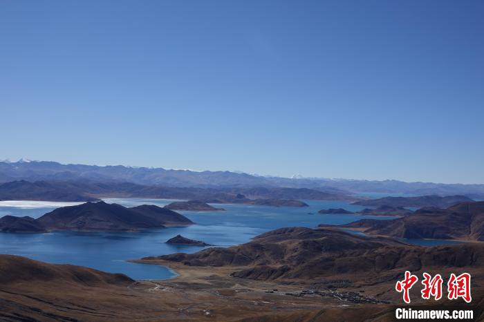 冬日羊卓雍措：湖水湛藍(lán)，如詩如畫