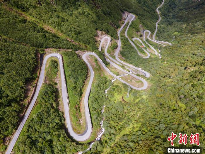 圖為西藏山南錯那縣的盤山公路，錯那縣被命名為全國“四好農(nóng)村路”示范縣?！〗w波 攝