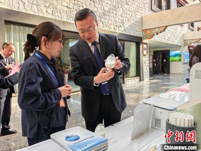 圖為簽約企業(yè)現(xiàn)場推介自己的產(chǎn)品?！≮w延 攝