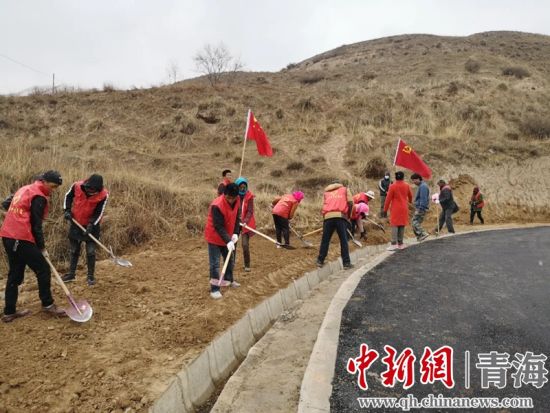 圖為尖扎干部職工生態(tài)建設(shè)和環(huán)境保護(hù)現(xiàn)場。尖宣 供圖