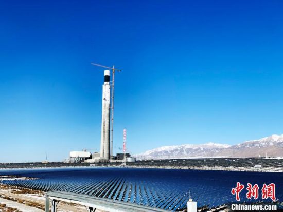 圖為地處柴達(dá)木盆地的光伏電站。　孫?！z