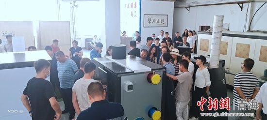 圖為行業(yè)內(nèi)人員進行項目參觀。 活動主辦方供圖