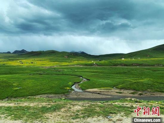 自2005年啟動三江源生態(tài)保護和建設(shè)工程以來，果洛州共治理黑土灘315.11萬畝，使果洛州生態(tài)環(huán)境15年來得到明顯好轉(zhuǎn)?！O睿 攝