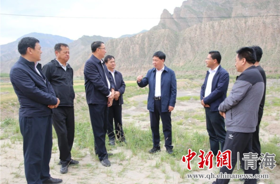 圖為黃南州有關(guān)領導現(xiàn)場踏勘、督導生態(tài)環(huán)保責任落實情況現(xiàn)場。黃宣攝