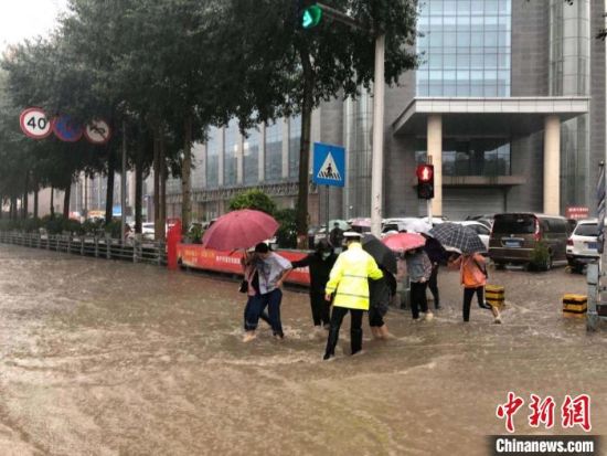 8月28日，青海省東部出現(xiàn)強(qiáng)降水天氣過程，其中西寧地區(qū)出現(xiàn)入汛以來雨量最大、強(qiáng)度最大的強(qiáng)降水過程。西寧交警供圖