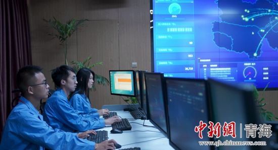 圖為國(guó)網(wǎng)青海電力大數(shù)據(jù)中心工作人員正在監(jiān)控綠電相關(guān)數(shù)據(jù)。王國(guó)棟攝