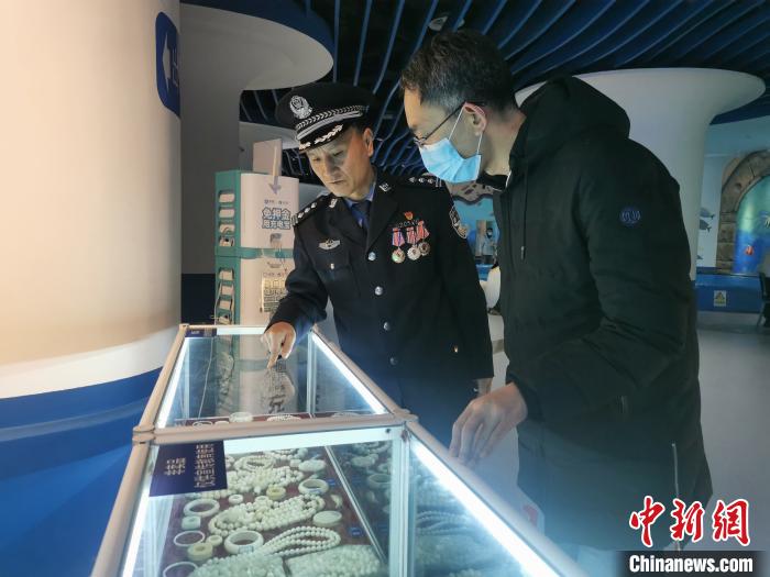 圖為森林警察為游客講解查獲這些象牙制品過程中發(fā)生的真實故事?！∥乃碱?攝
