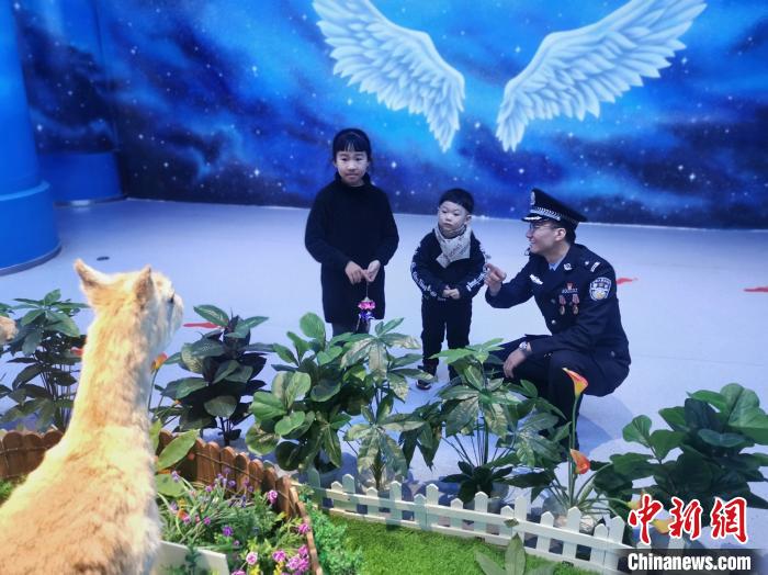 圖為森林警察為小朋友科普野生動物保護知識?！∥乃碱?攝