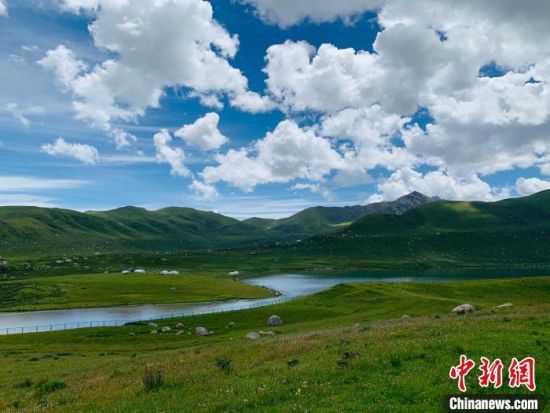 圖為果洛州境內(nèi)的年保玉則。（資料圖）　孫?！z