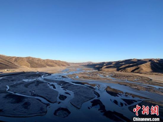 圖為三江源腹地，黃河流經(jīng)達日縣。（資料圖） 孫睿 攝 　　