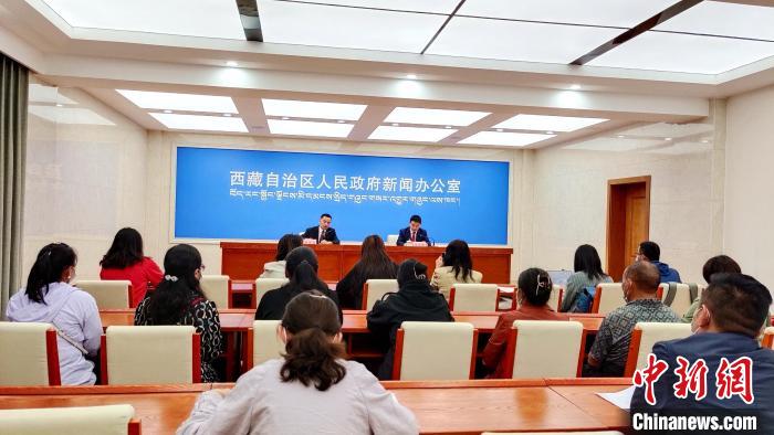 圖為西藏阿里地區(qū)在拉薩召開新聞發(fā)布會，發(fā)布西藏和平解放70年來阿里地區(qū)經(jīng)濟社會發(fā)展成就。　貢桑拉姆 攝