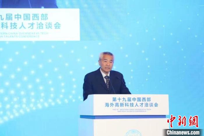 全國政協(xié)副主席、九三學社中央常務副主席邵鴻出席論壇并致辭。　四川省委統(tǒng)戰(zhàn)部供圖