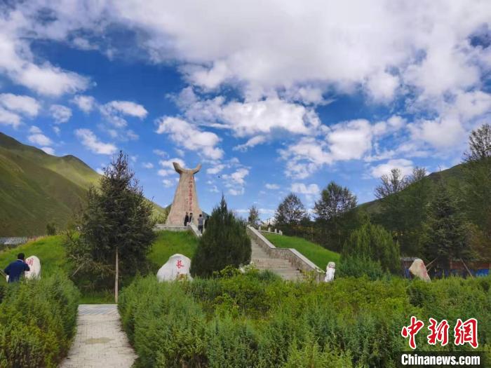 圖為三江源自然保護(hù)區(qū)紀(jì)念碑?！∏嗪Ｊ∥幕吐糜螐d供圖