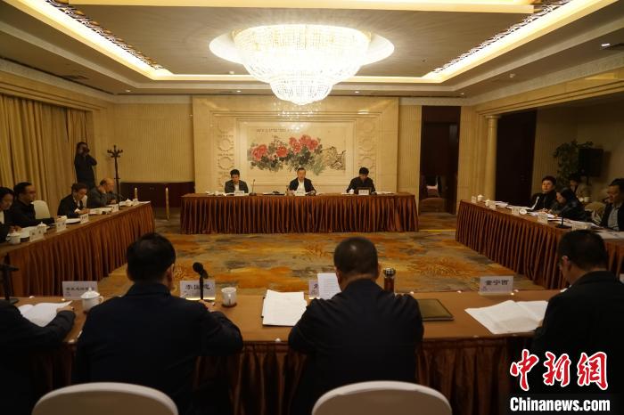 圖為座談會(huì)現(xiàn)場(chǎng)?！∨擞隄?攝