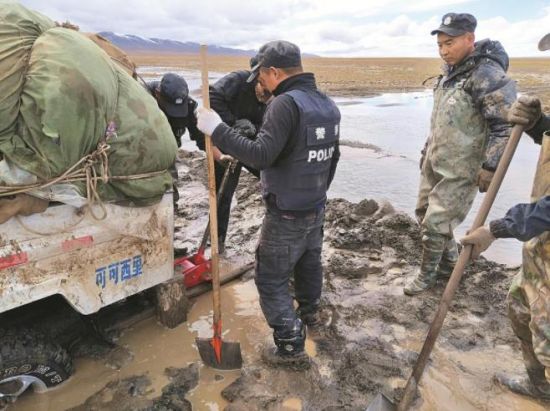 巡山途中車輛陷入泥坑。