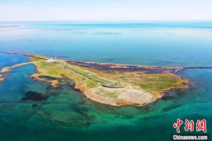 圖為無人機(jī)航拍青海湖?！≮w海梅 攝