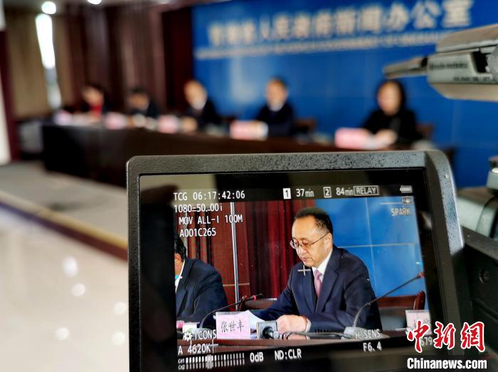 圖為青海省水利廳廳長張世豐參加新聞發(fā)布會?！?zhí)砀?攝