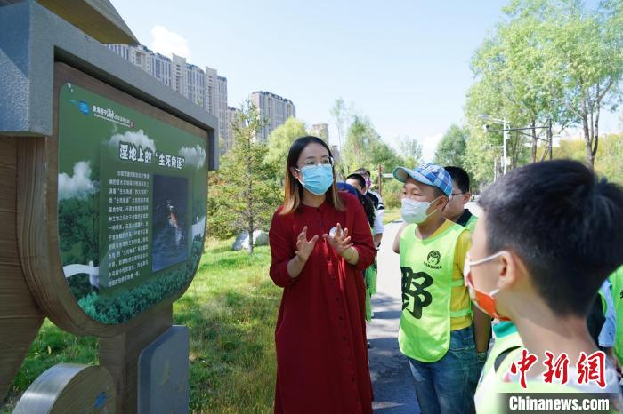 圖為小朋友在青海西寧湟水國家濕地公園內學習濕地知識?！●R銘言 攝