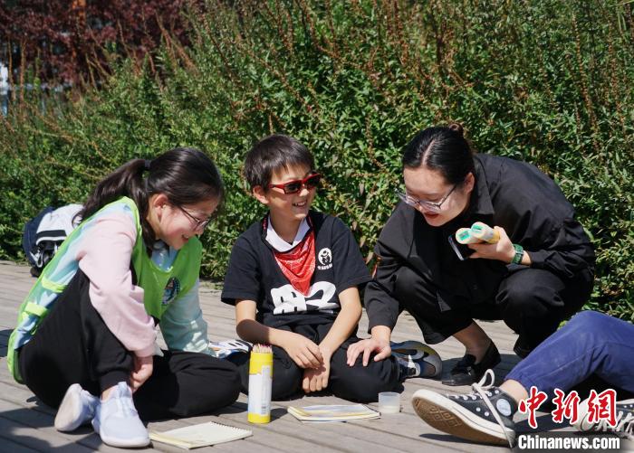 圖為小朋友在青海西寧湟水國家濕地公園內認識植物并進行繪畫?！●R銘言 攝