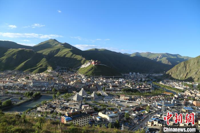 圖為航拍玉樹市?！∮駱涫形麄鞑抗﹫D