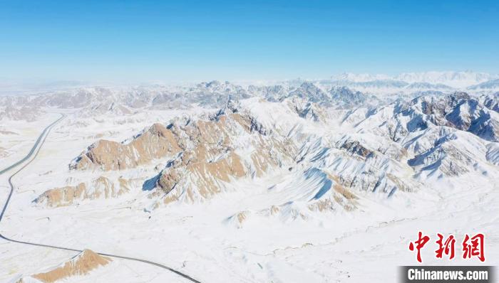 圖為無人機航拍高原雪景?！《继m縣融媒體中心供圖