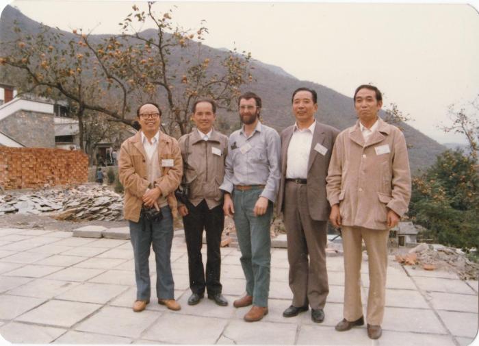 1987年早期脊椎動物國際研討會在中國舉行，劉玉海先生(右一)與中外同行專家合影?！avin Young(澳大利亞) 供圖